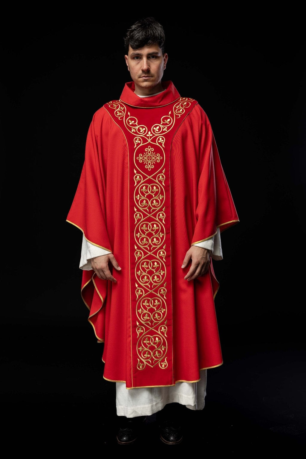 Chasuble liturgique rouge décorée de broderies sur velours KOR/169/02 - CHASUBLES.FR