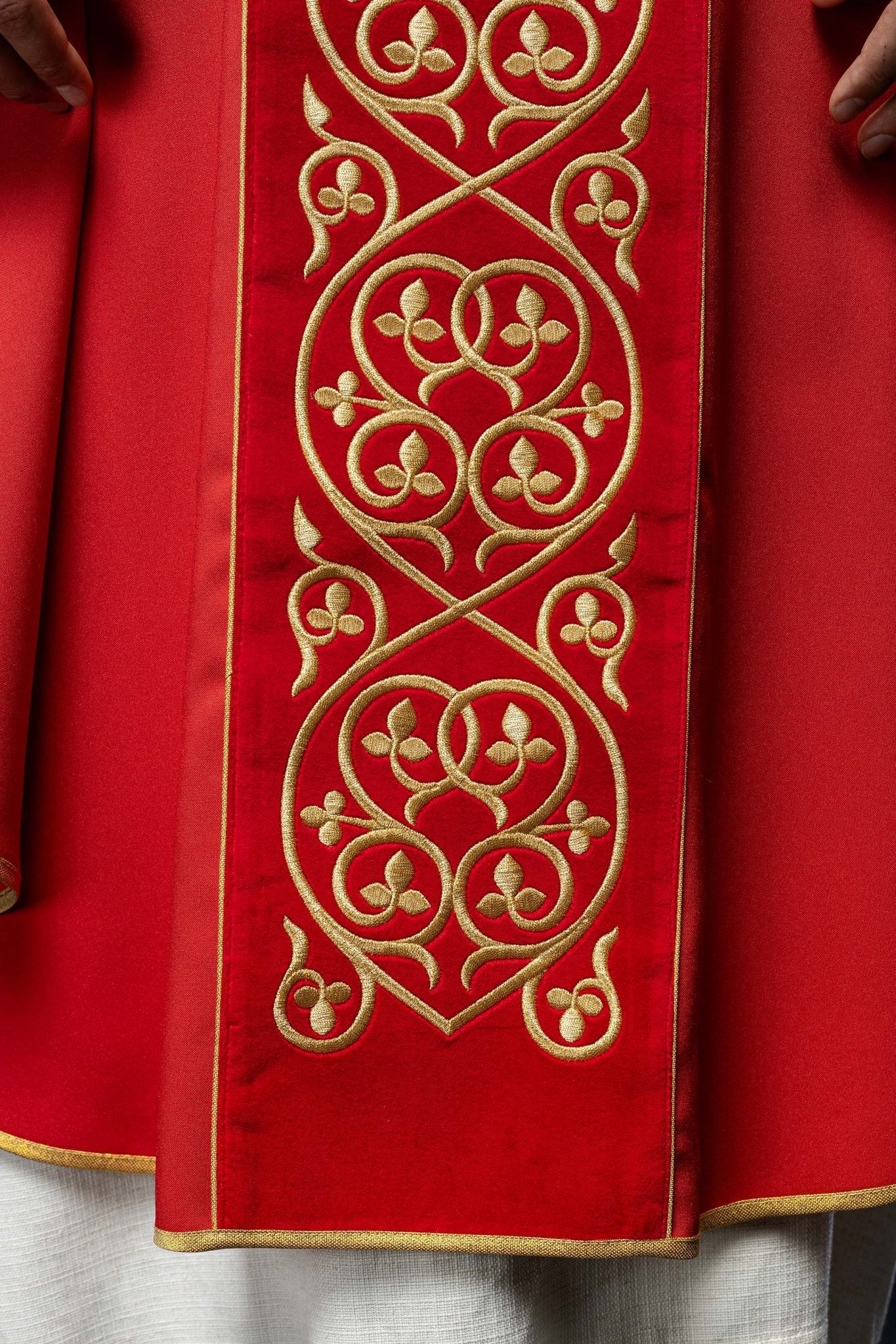 Chasuble liturgique rouge décorée de broderies sur velours KOR/169/02 - CHASUBLES.FR