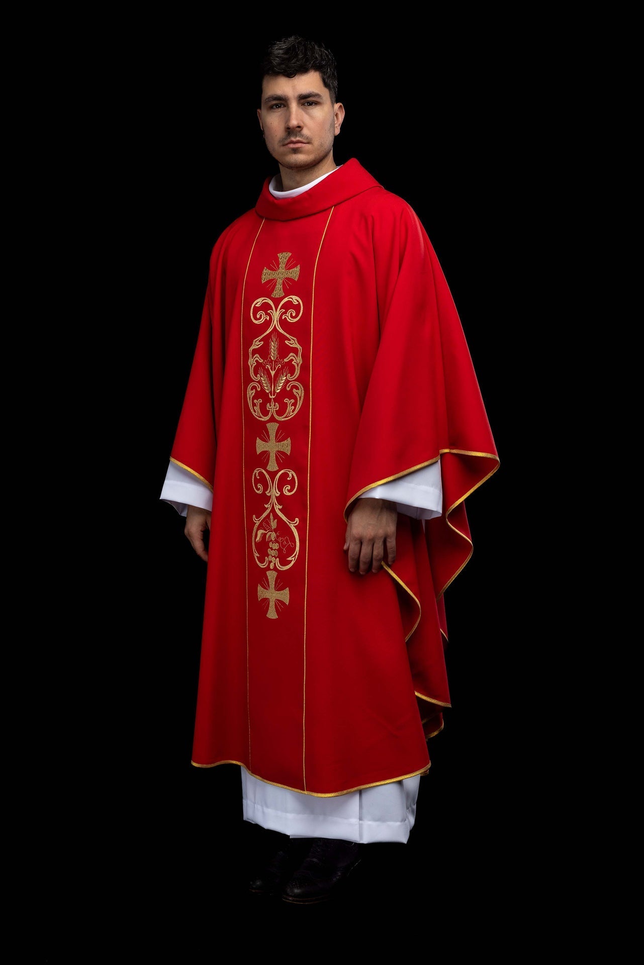 Chasuble liturgique rouge ornée d’une bande brodée KOR/148/02/01 CZERWONY - CHASUBLES.FR