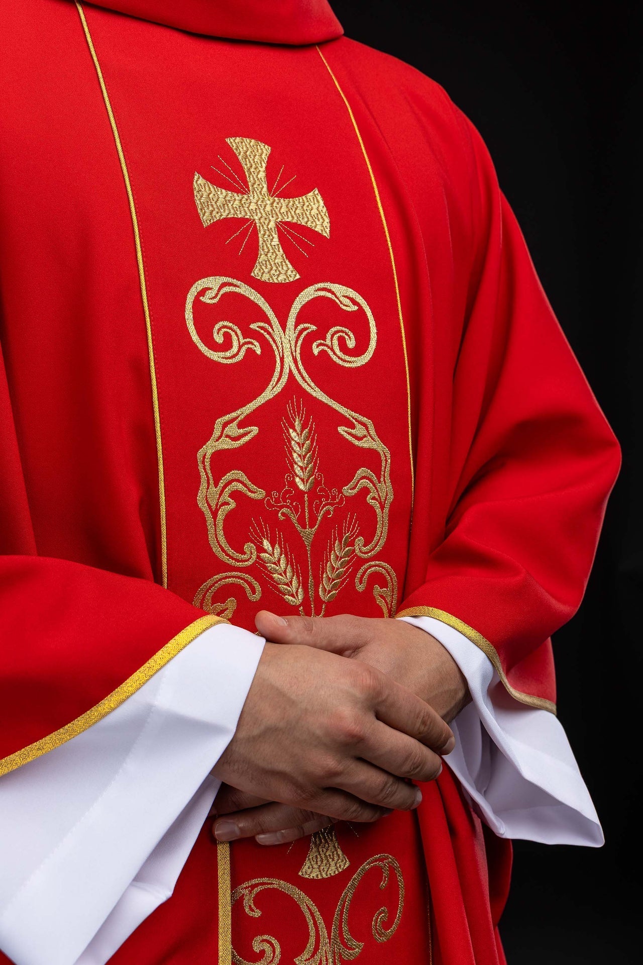 Chasuble liturgique rouge ornée d’une bande brodée KOR/148/02/01 CZERWONY - CHASUBLES.FR