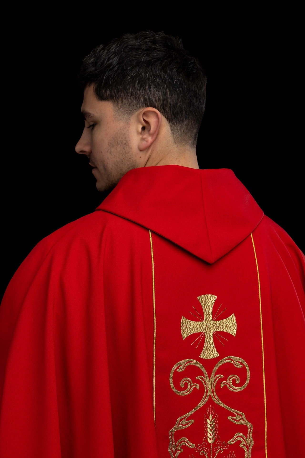 Chasuble liturgique rouge ornée d’une bande brodée KOR/148/02/01 CZERWONY - CHASUBLES.FR