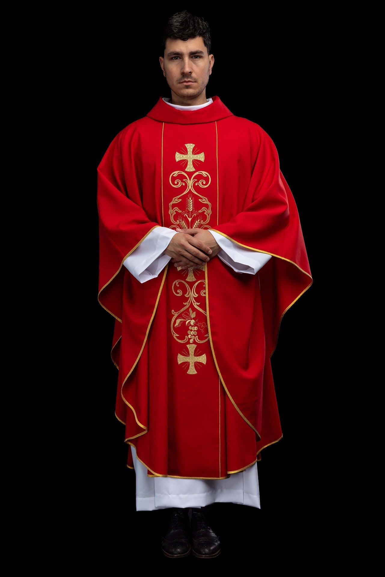 Chasuble liturgique rouge ornée d’une bande brodée KOR/148/02/01 CZERWONY - CHASUBLES.FR