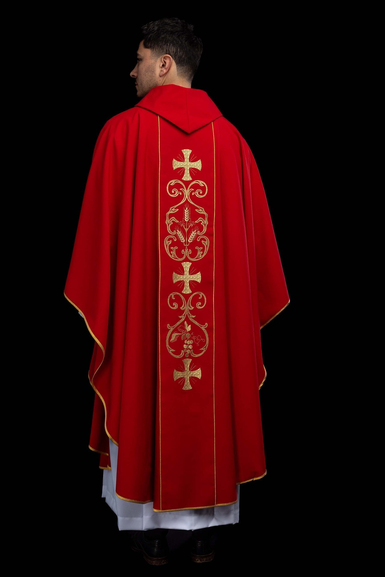 Chasuble liturgique rouge ornée d’une bande brodée KOR/148/02/01 CZERWONY - CHASUBLES.FR