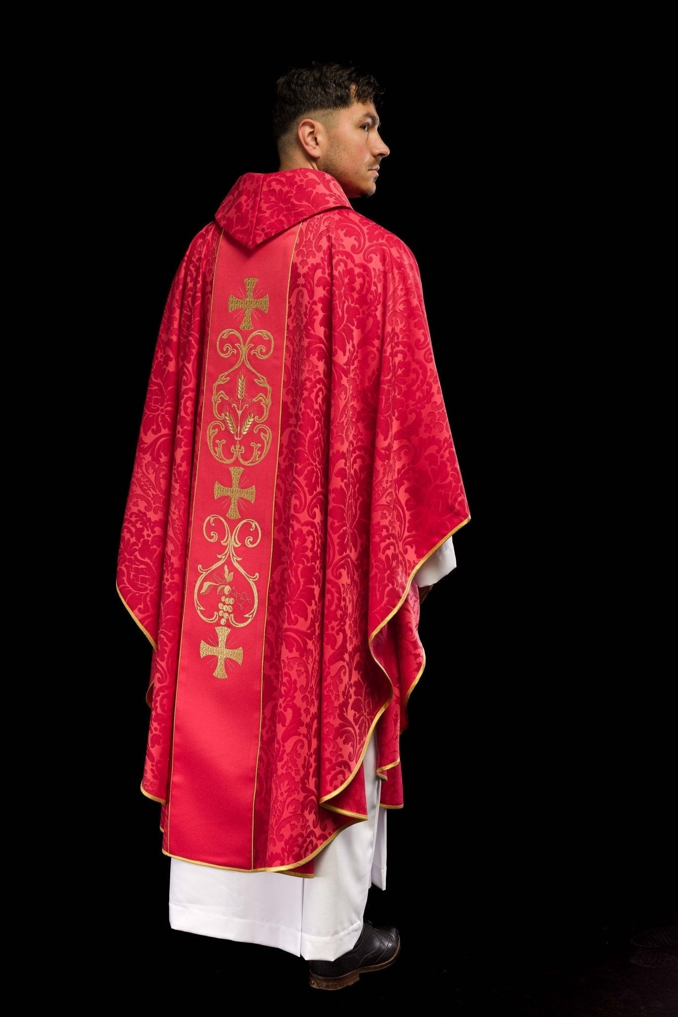 Chasuble liturgique rouge ornée d'une ceinture brodée KOR/148/02/81 - CHASUBLES.FR
