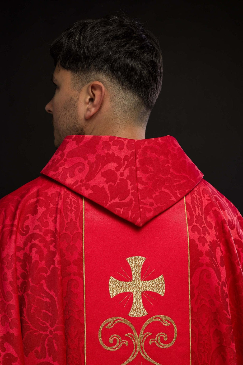 Chasuble liturgique rouge ornée d'une ceinture brodée KOR/148/02/81 - CHASUBLES.FR