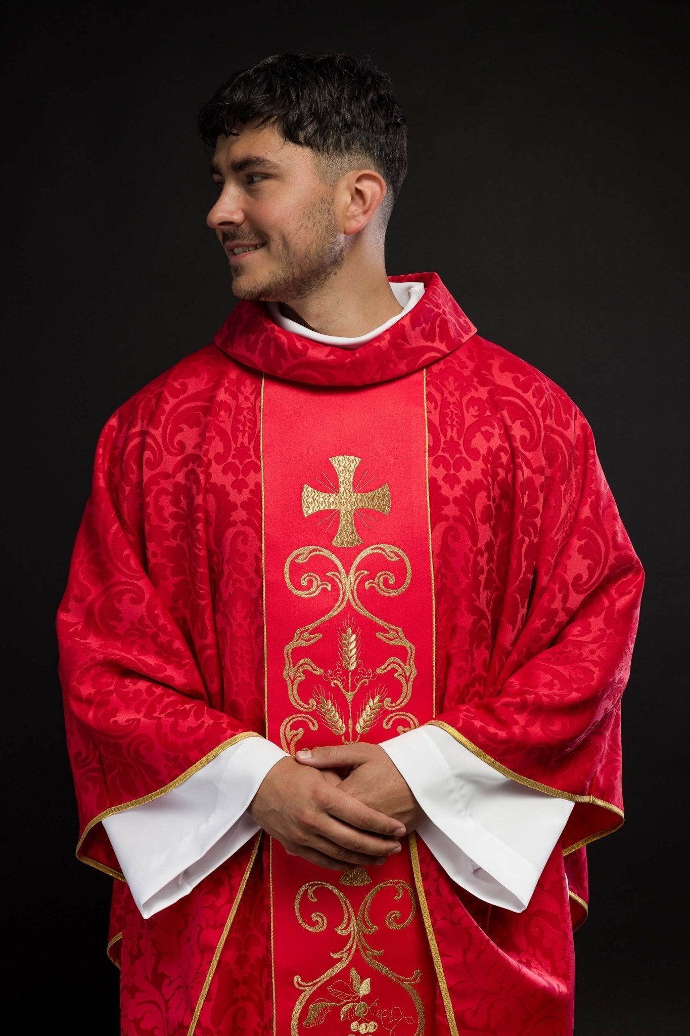 Chasuble liturgique rouge ornée d'une ceinture brodée KOR/148/02/81 - CHASUBLES.FR