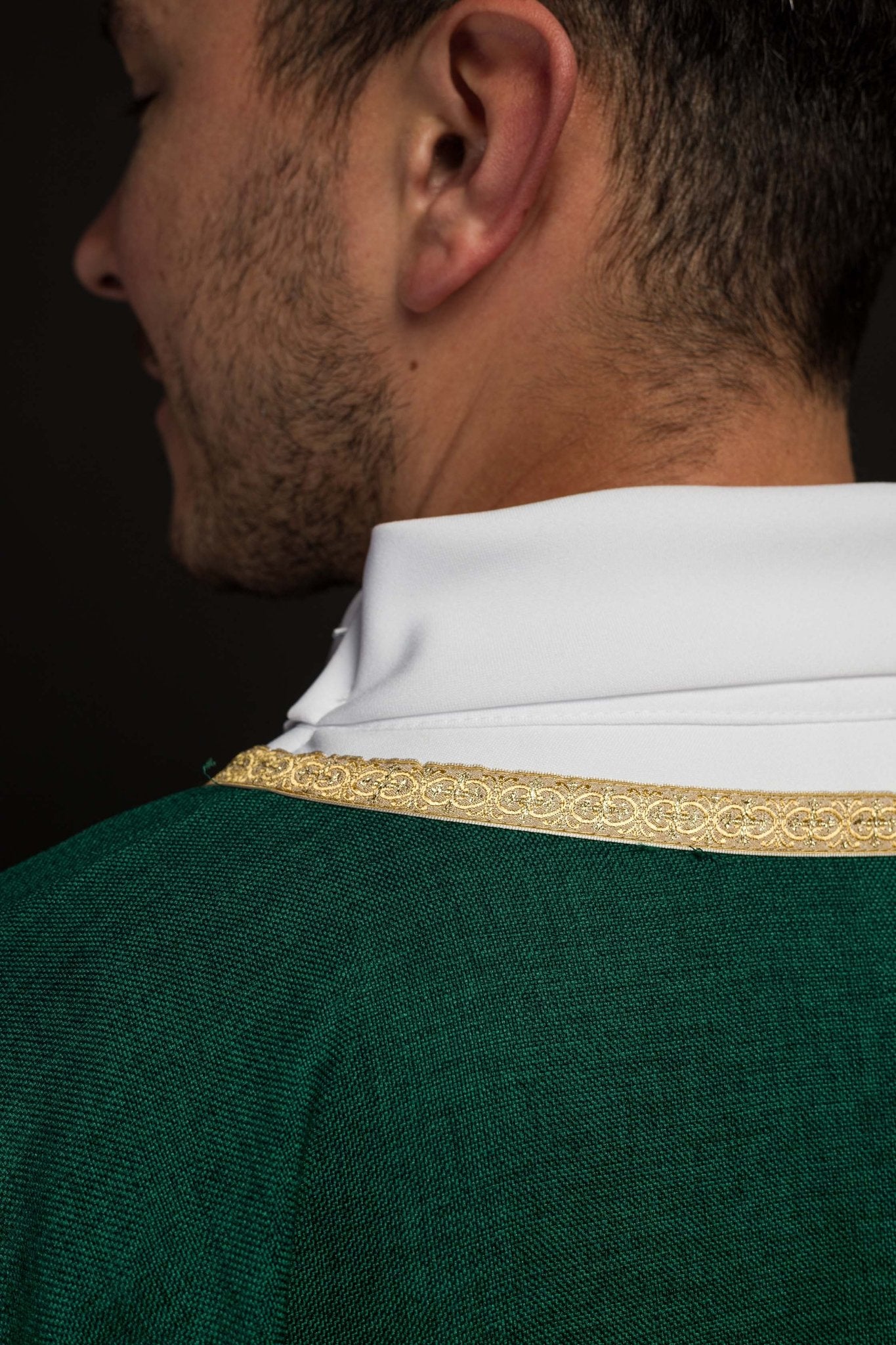 Chasuble liturgique verte avec broderie dorée IHS KOA/001/01/70 - CHASUBLES.FR