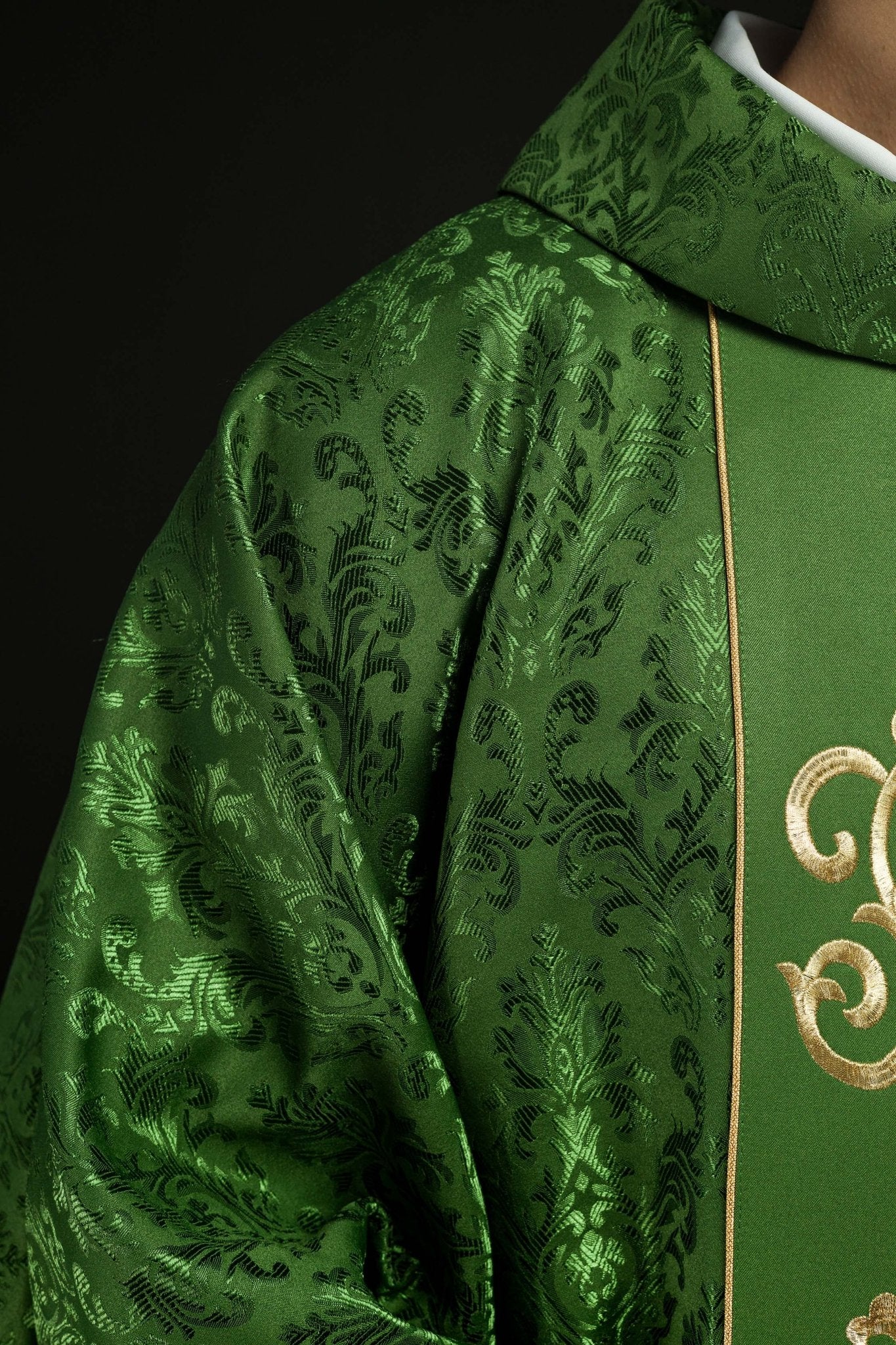Chasuble liturgique verte avec ceinture IHS richement décorée S-7059-01-67 - CHASUBLES.FR