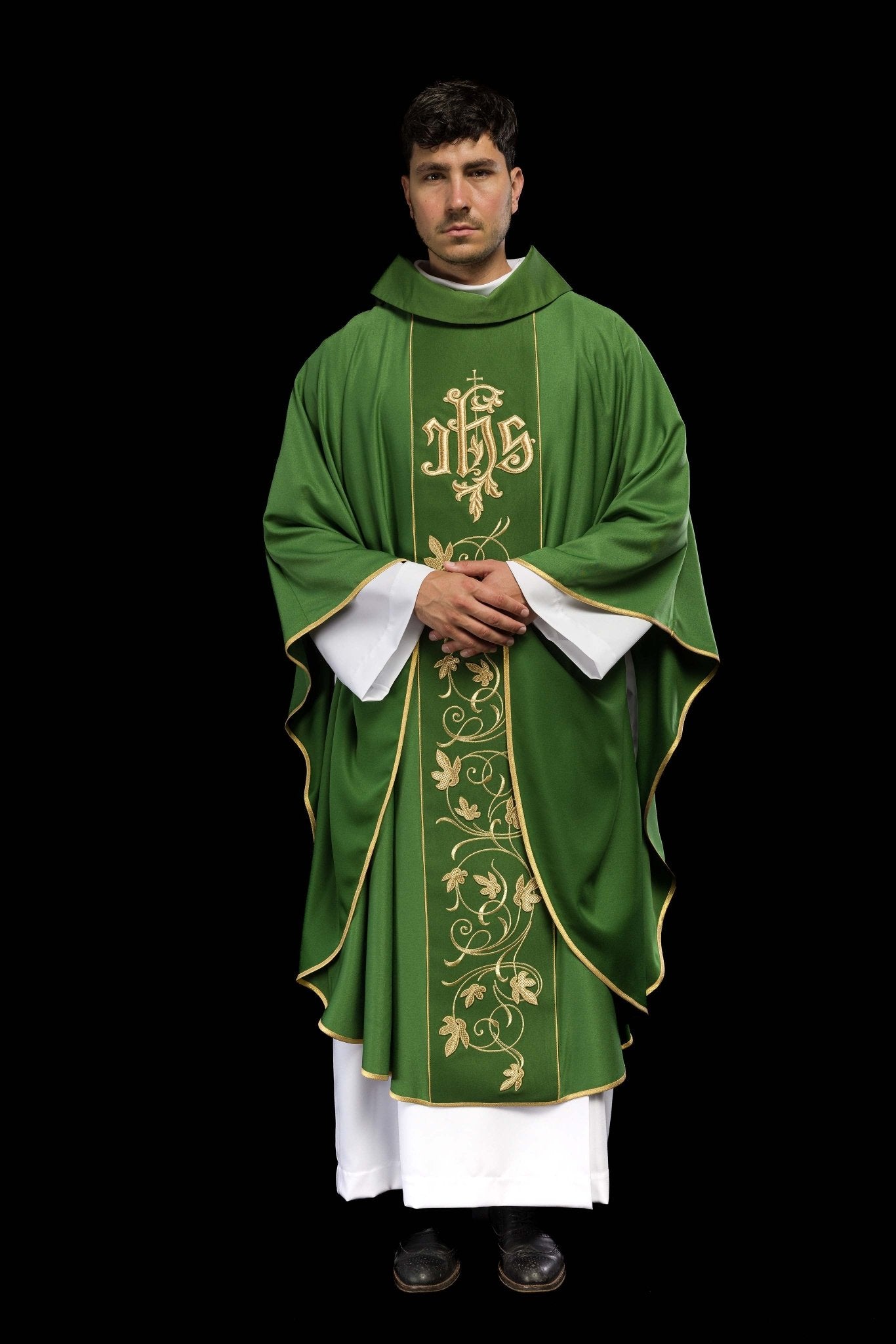 Chasuble liturgique verte avec ceinture richement décorée d'un motif floral et d'un IHS S-7051-01-53 - CHASUBLES.FR