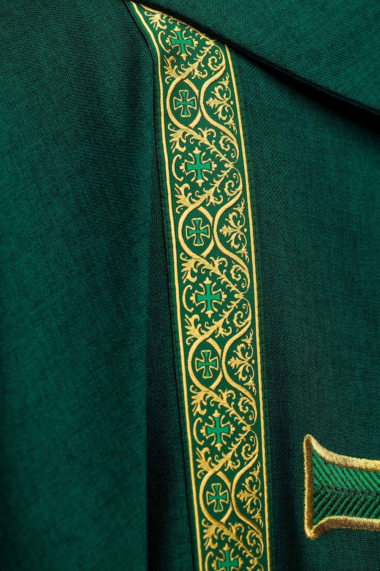 Chasuble liturgique verte avec croix brodée et bandes jacquard KOR/975/01/70 - CHASUBLES.FR