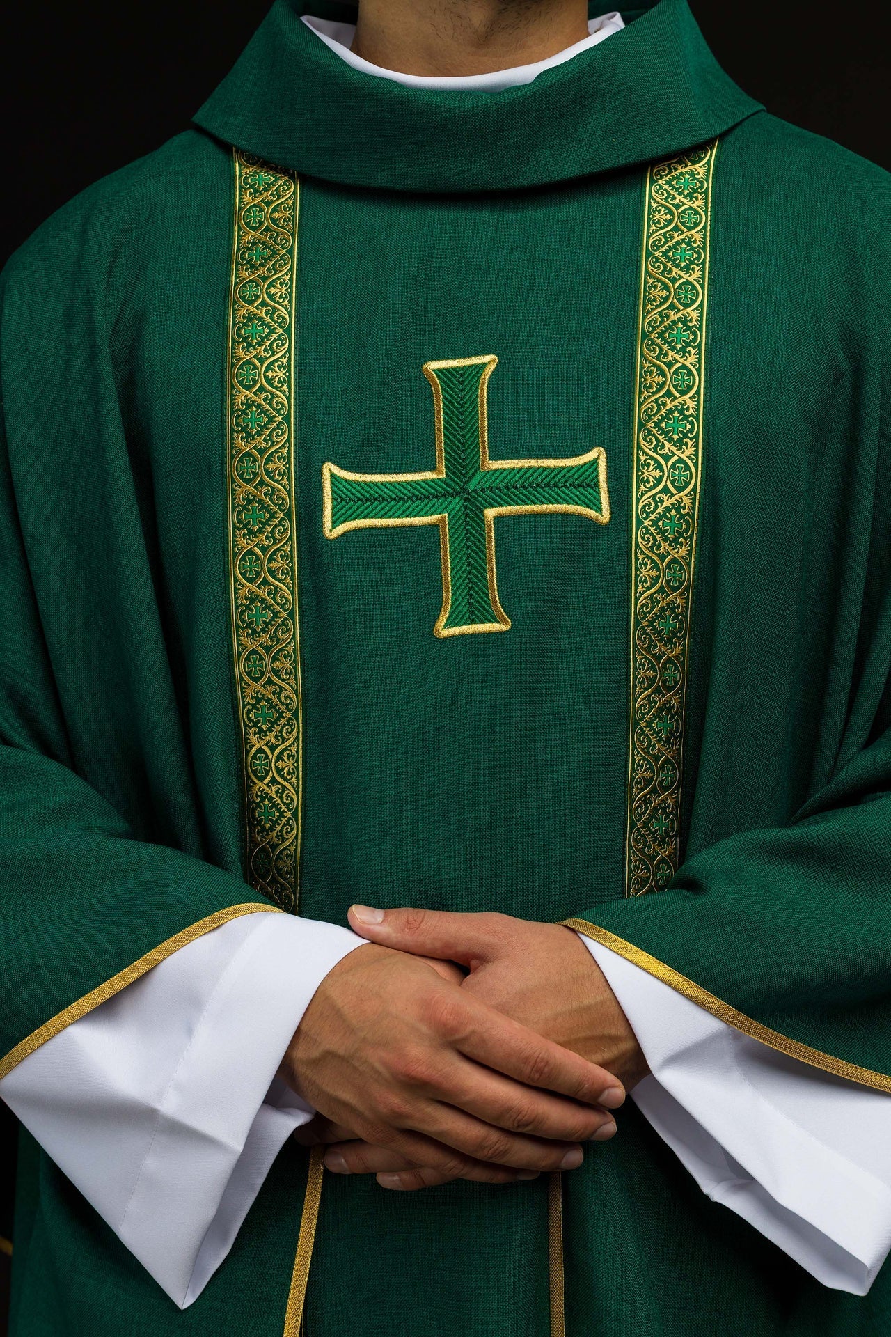 Chasuble liturgique verte avec croix brodée et bandes jacquard KOR/975/01/70 - CHASUBLES.FR