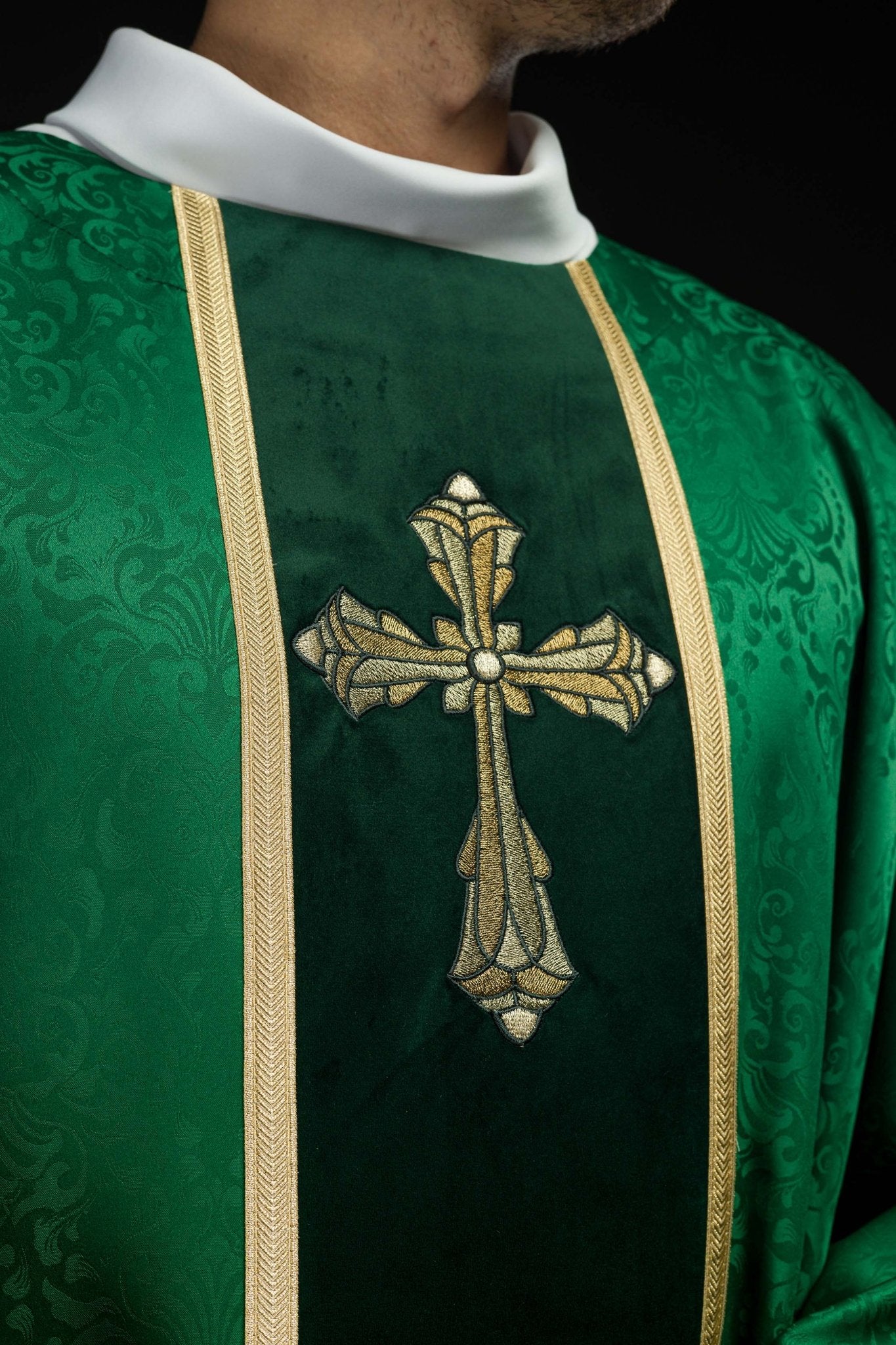 Chasuble liturgique verte avec étole et broderie de croix sur tissu jacquard KOA/007/01/98 - CHASUBLES.FR
