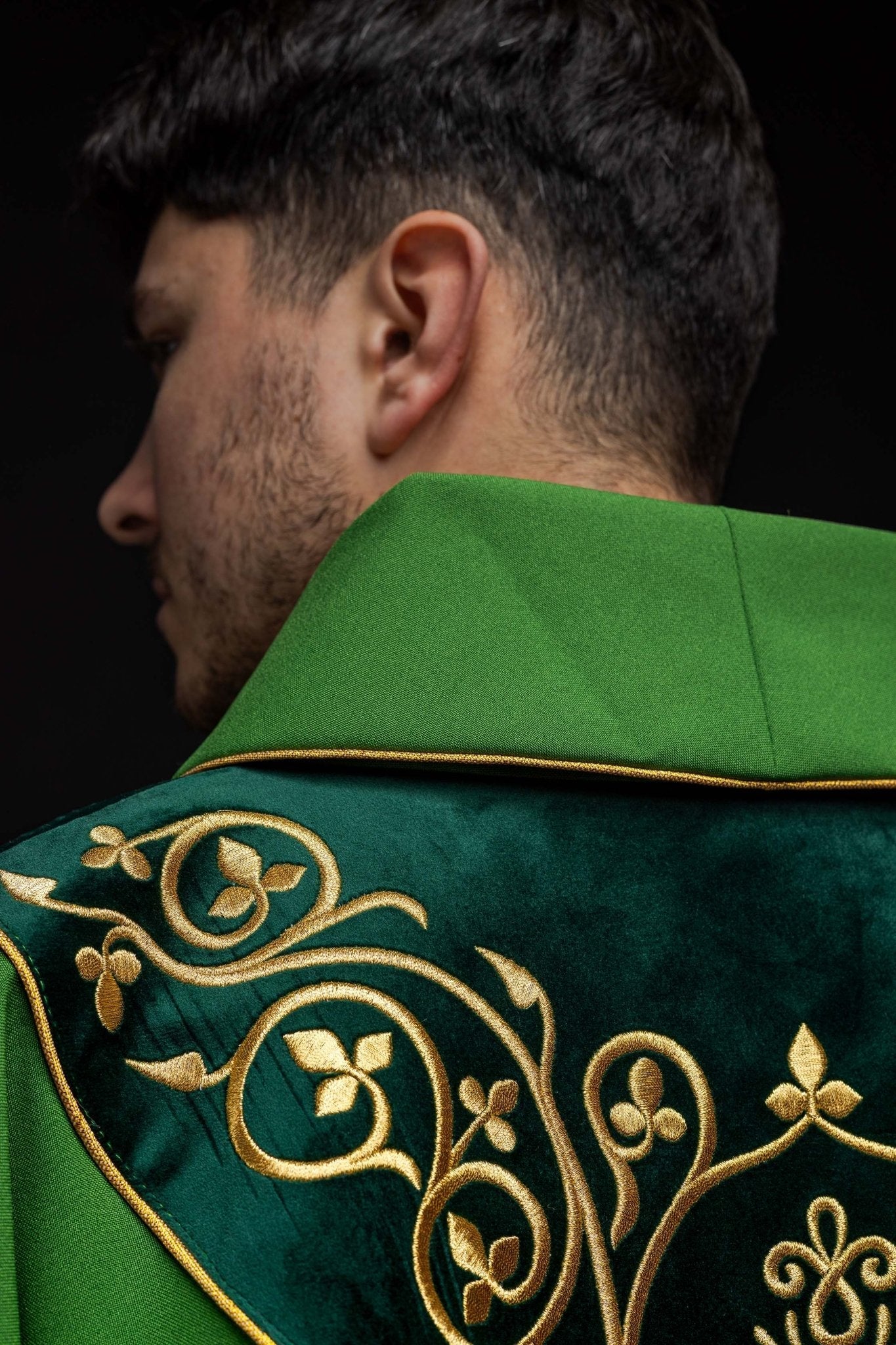 Chasuble liturgique verte décorée de broderies sur velours KOR/169/01 - CHASUBLES.FR