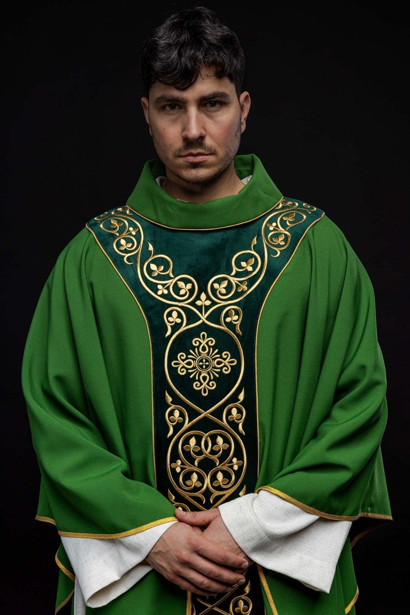 Chasuble liturgique verte décorée de broderies sur velours KOR/169/01 - CHASUBLES.FR