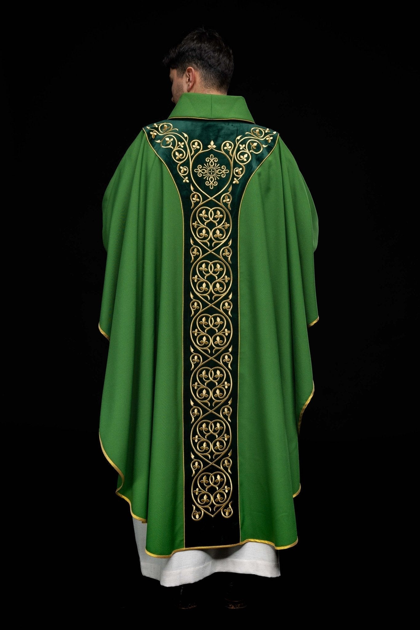 Chasuble liturgique verte décorée de broderies sur velours KOR/169/01 - CHASUBLES.FR