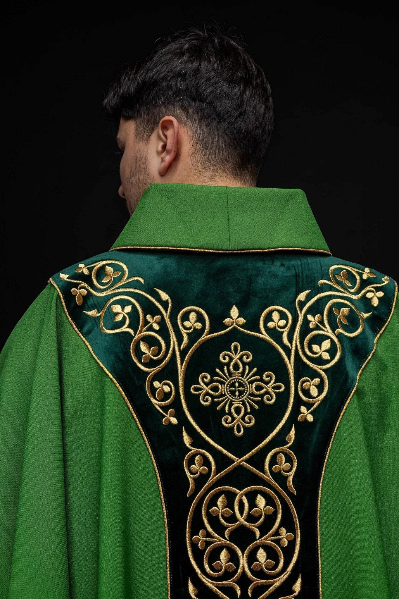 Chasuble liturgique verte décorée de broderies sur velours KOR/169/01 - CHASUBLES.FR