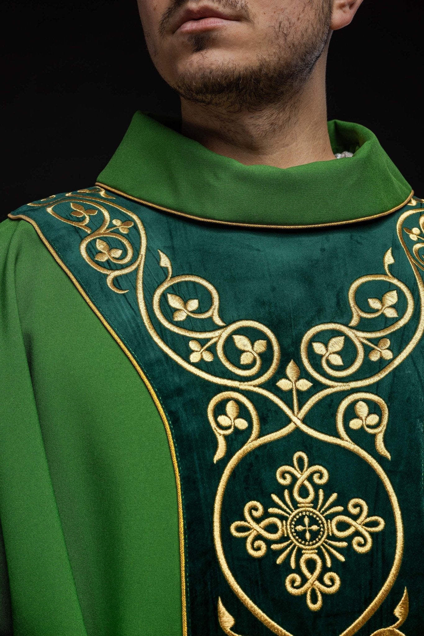 Chasuble liturgique verte décorée de broderies sur velours KOR/169/01 - CHASUBLES.FR
