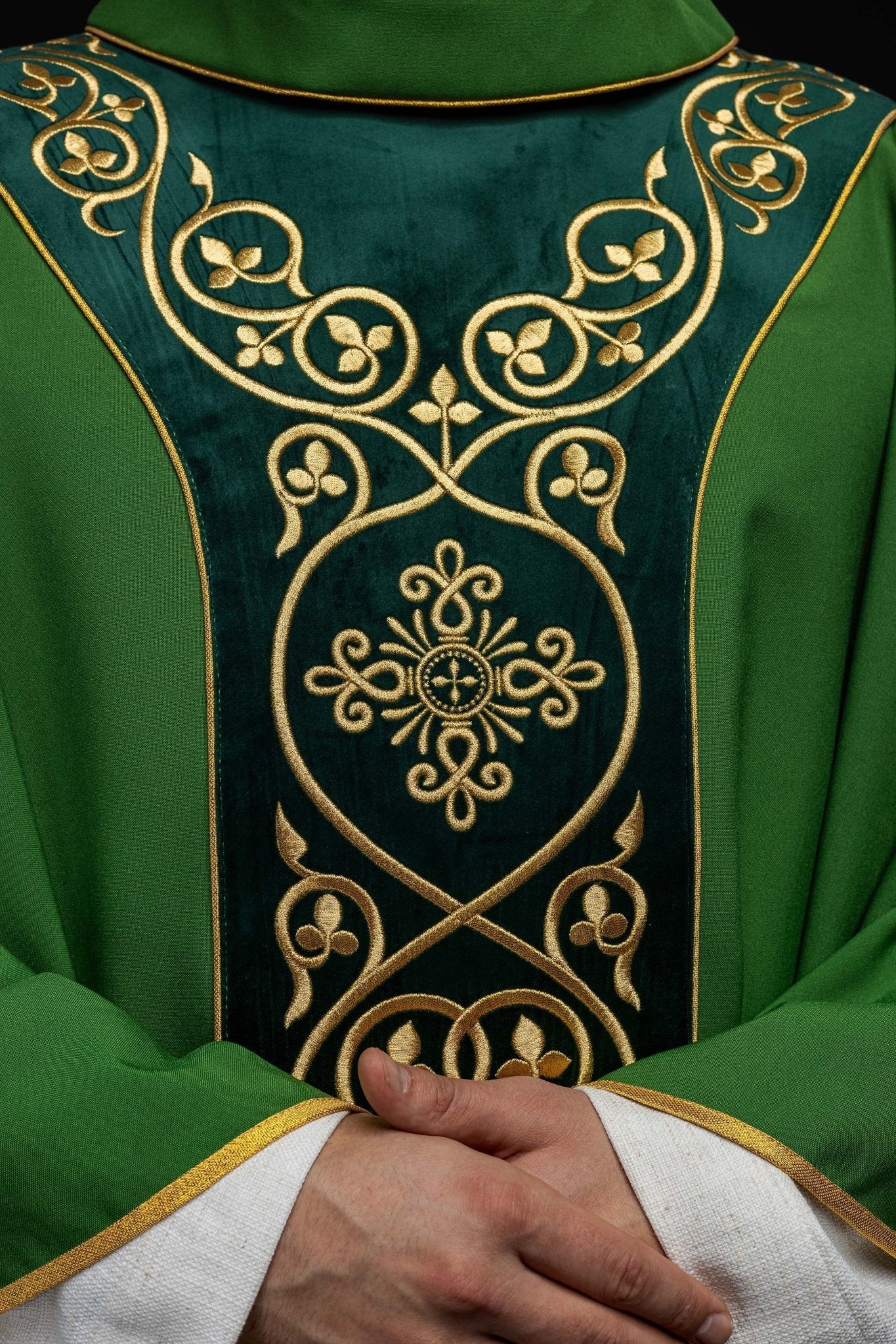 Chasuble liturgique verte décorée de broderies sur velours KOR/169/01 - CHASUBLES.FR