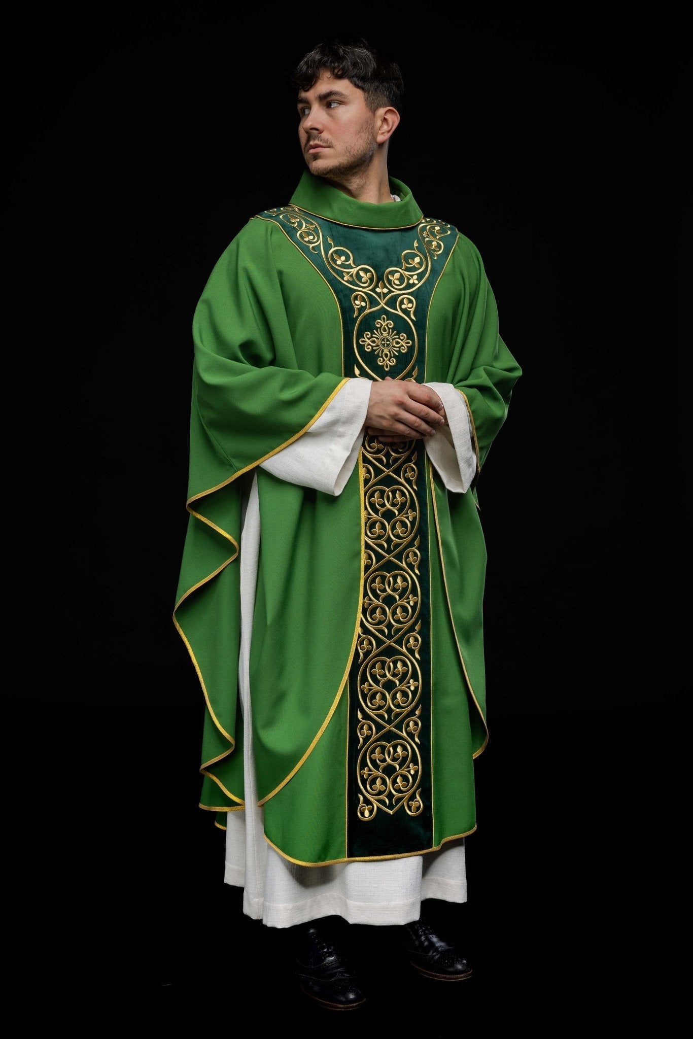 Chasuble liturgique verte décorée de broderies sur velours KOR/169/01 - CHASUBLES.FR