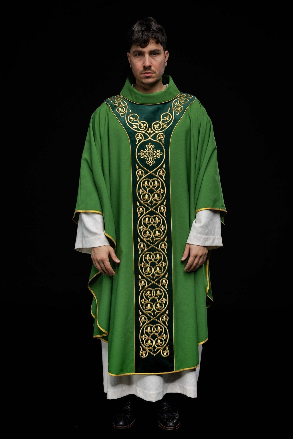 Chasuble liturgique verte décorée de broderies sur velours KOR/169/01 - CHASUBLES.FR