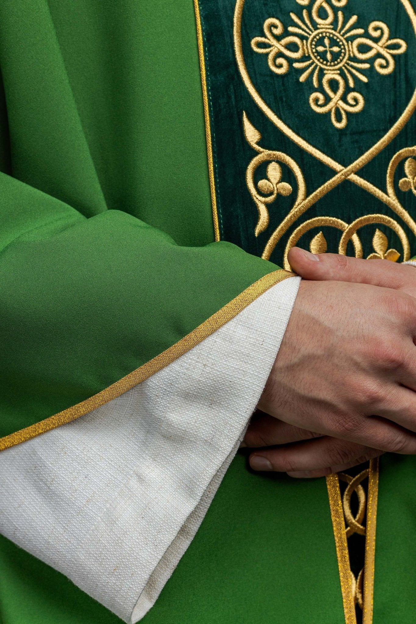 Chasuble liturgique verte décorée de broderies sur velours KOR/169/01 - CHASUBLES.FR