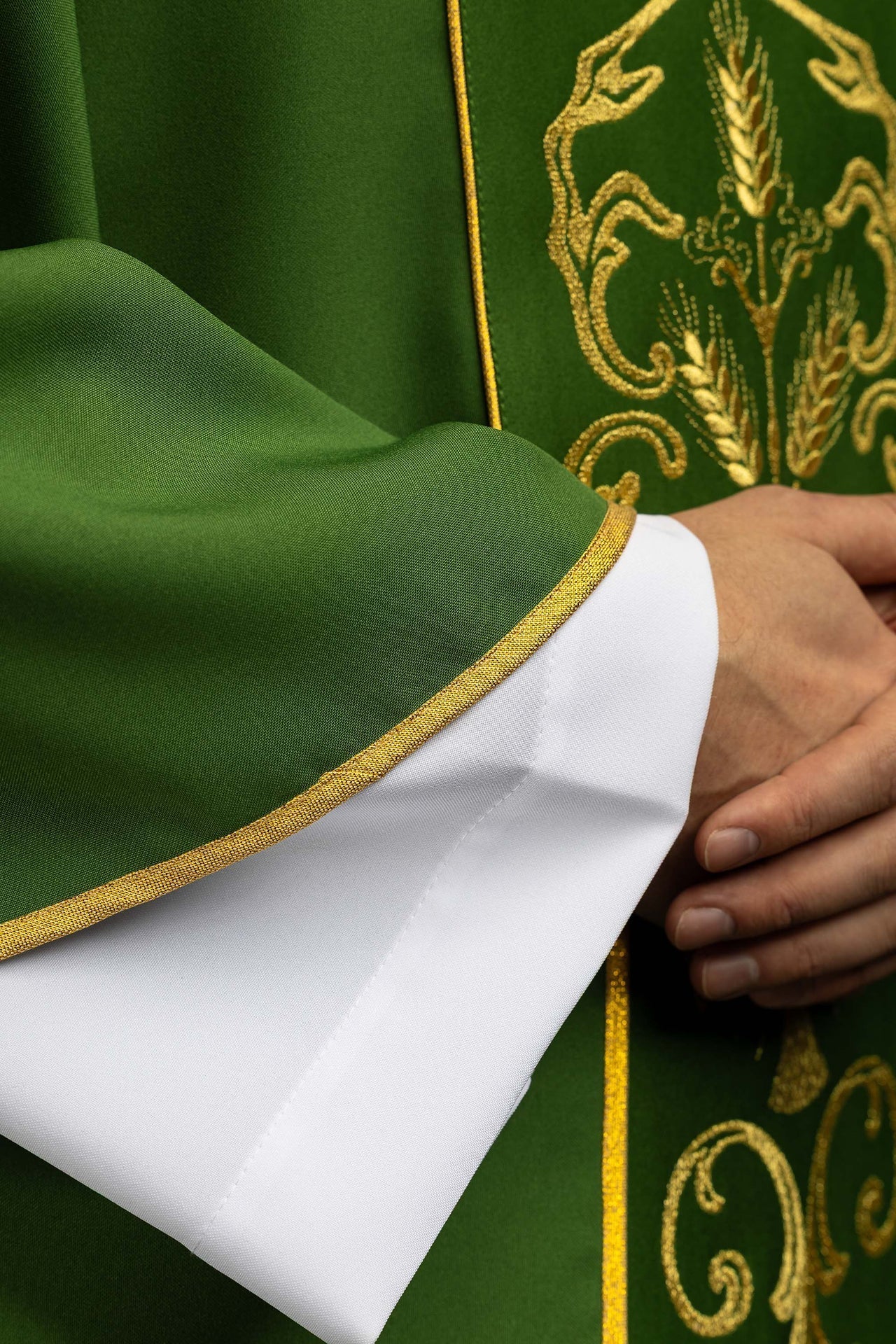 Chasuble liturgique verte ornée d’un galon brodé KOR/148/01/01 ZIELONY - CHASUBLES.FR