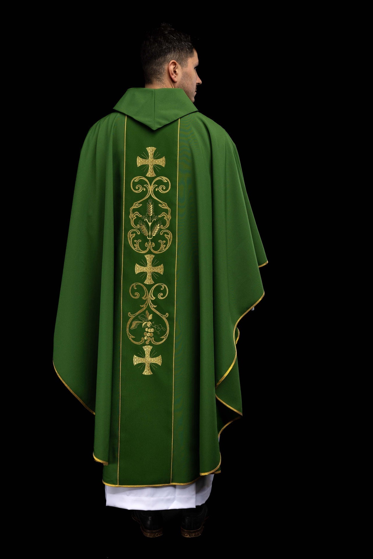 Chasuble liturgique verte ornée d’un galon brodé KOR/148/01/01 ZIELONY - CHASUBLES.FR