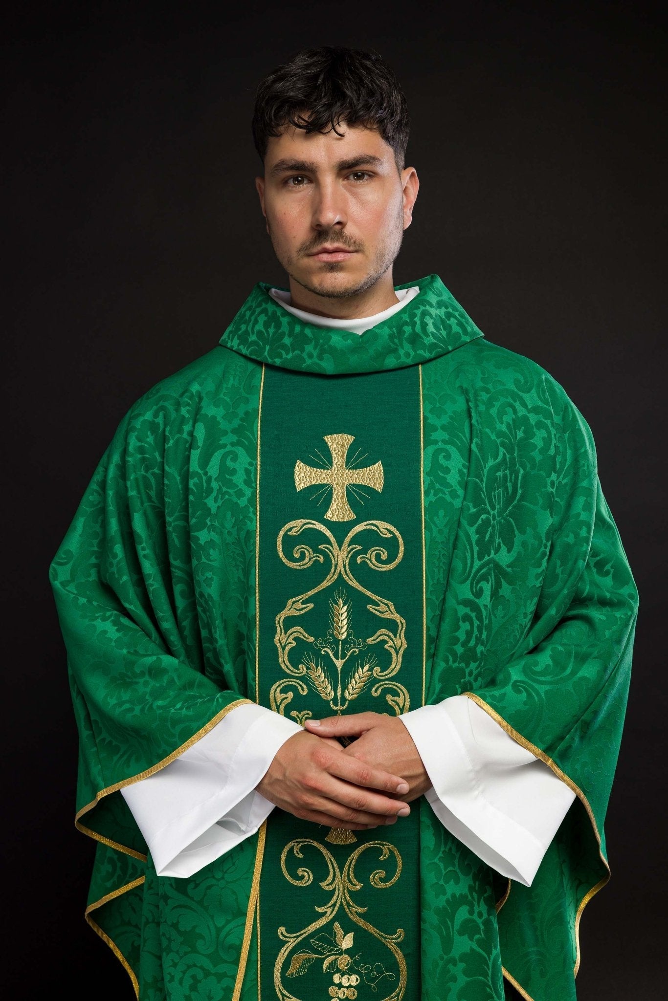 Chasuble liturgique verte ornée d'une ceinture brodée KOR/148/01/81 - CHASUBLES.FR