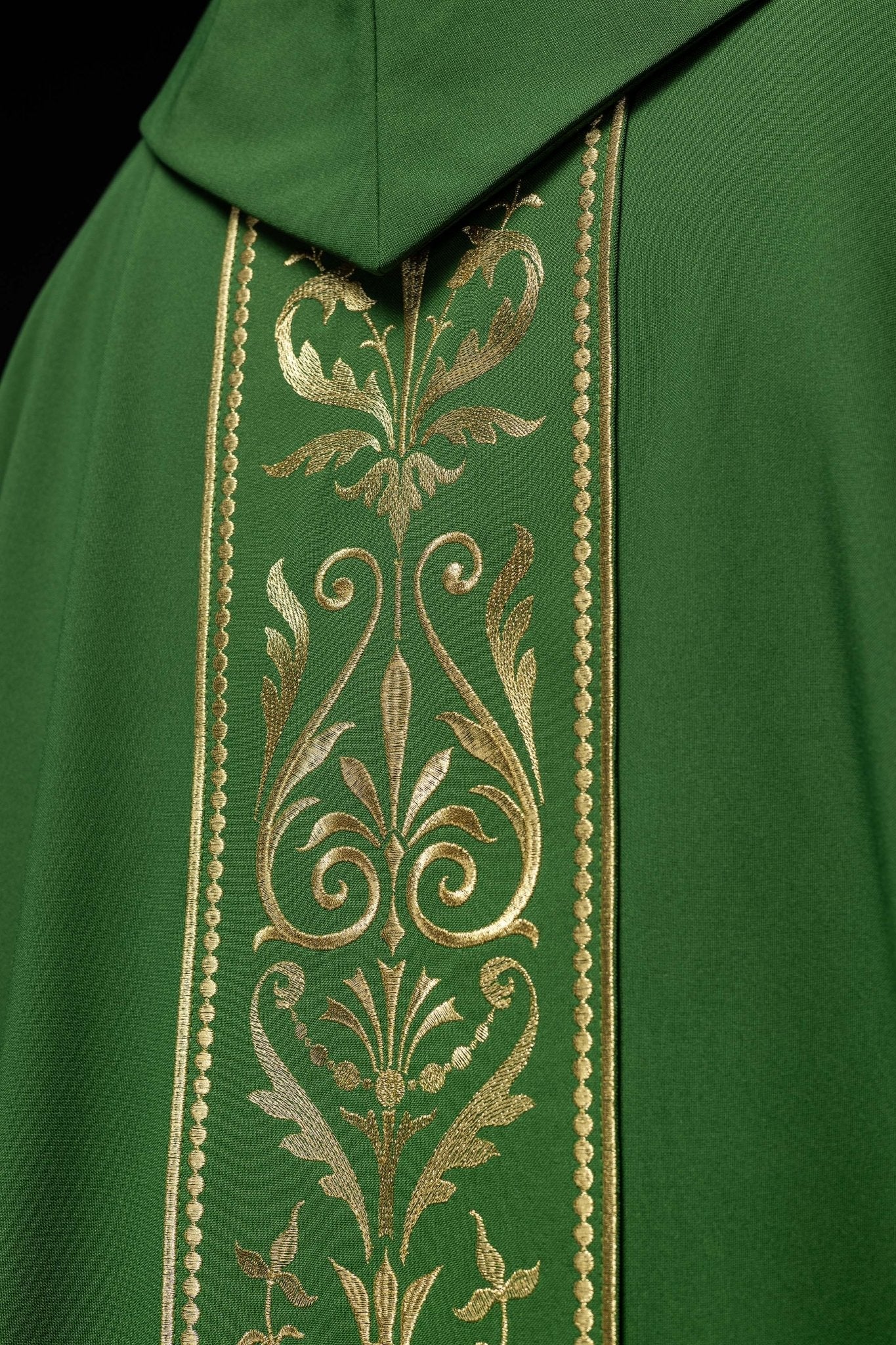 Chasuble liturgique verte ornée d'une ceinture brodée d'or KOR/008/01/01 ZIELONY - CHASUBLES.FR