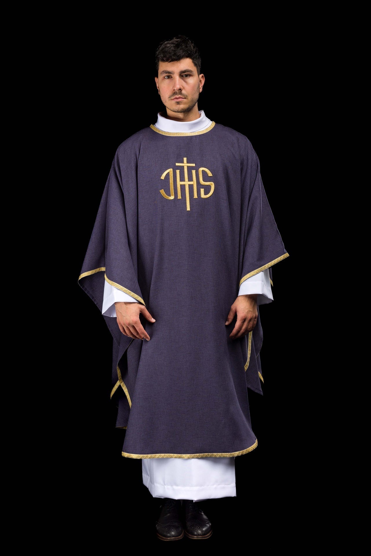 Chasuble liturgique violette avec broderie dorée IHS KOA/001/03/70 - CHASUBLES.FR