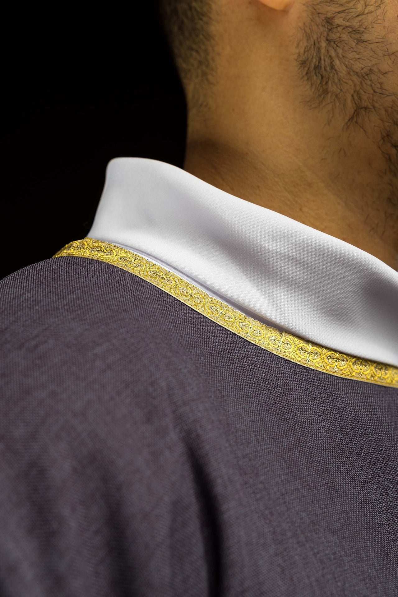 Chasuble liturgique violette avec broderie dorée IHS KOA/001/03/70 - CHASUBLES.FR
