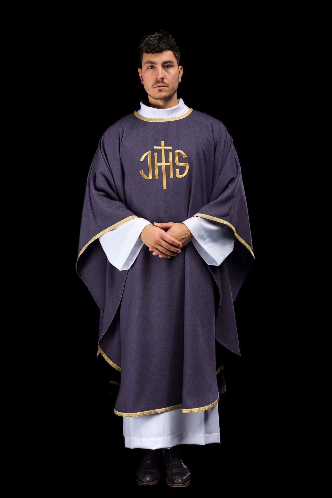 Chasuble liturgique violette avec broderie dorée IHS KOA/001/03/70 - CHASUBLES.FR