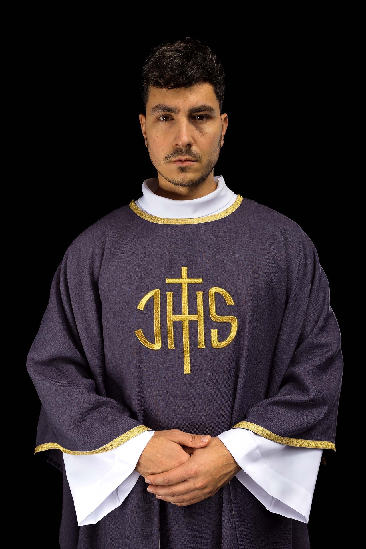 Chasuble liturgique violette avec broderie dorée IHS KOA/001/03/70 - CHASUBLES.FR