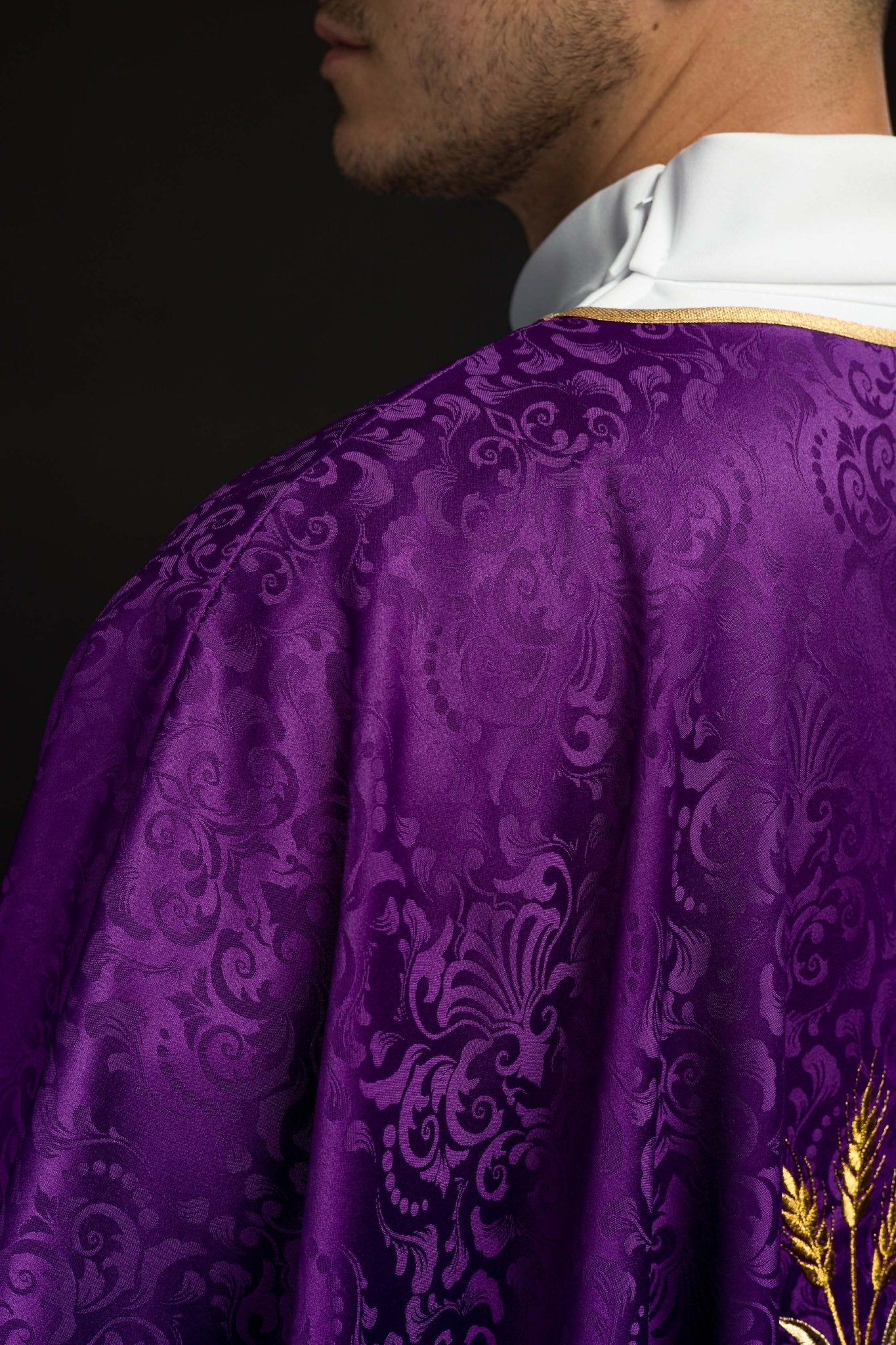 Chasuble liturgique violette avec broderie du calice et de l’hostie sur tissu jacquard KOA/002/03/98 - CHASUBLES.FR