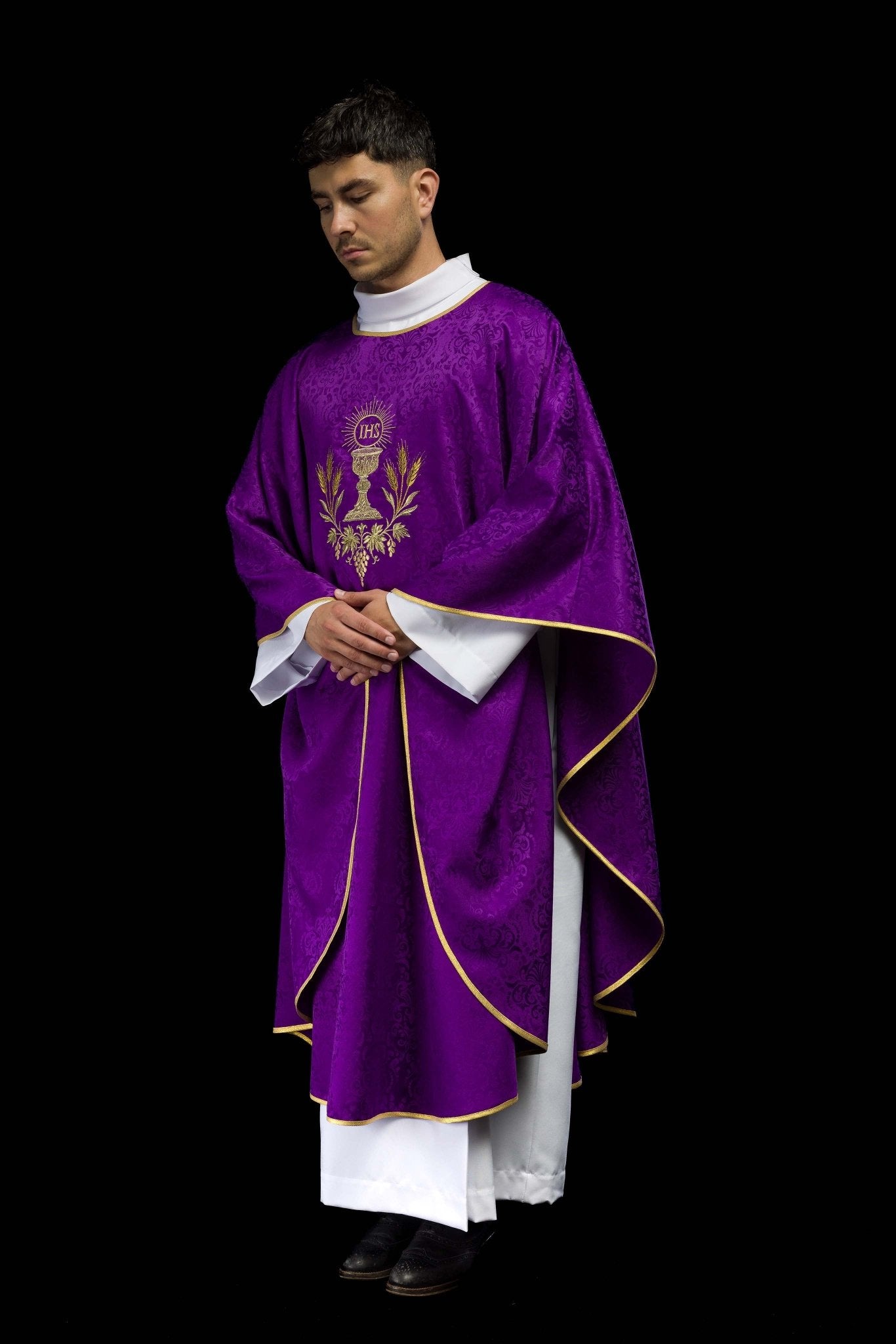 Chasuble liturgique violette avec broderie du calice et de l’hostie sur tissu jacquard KOA/002/03/98 - CHASUBLES.FR