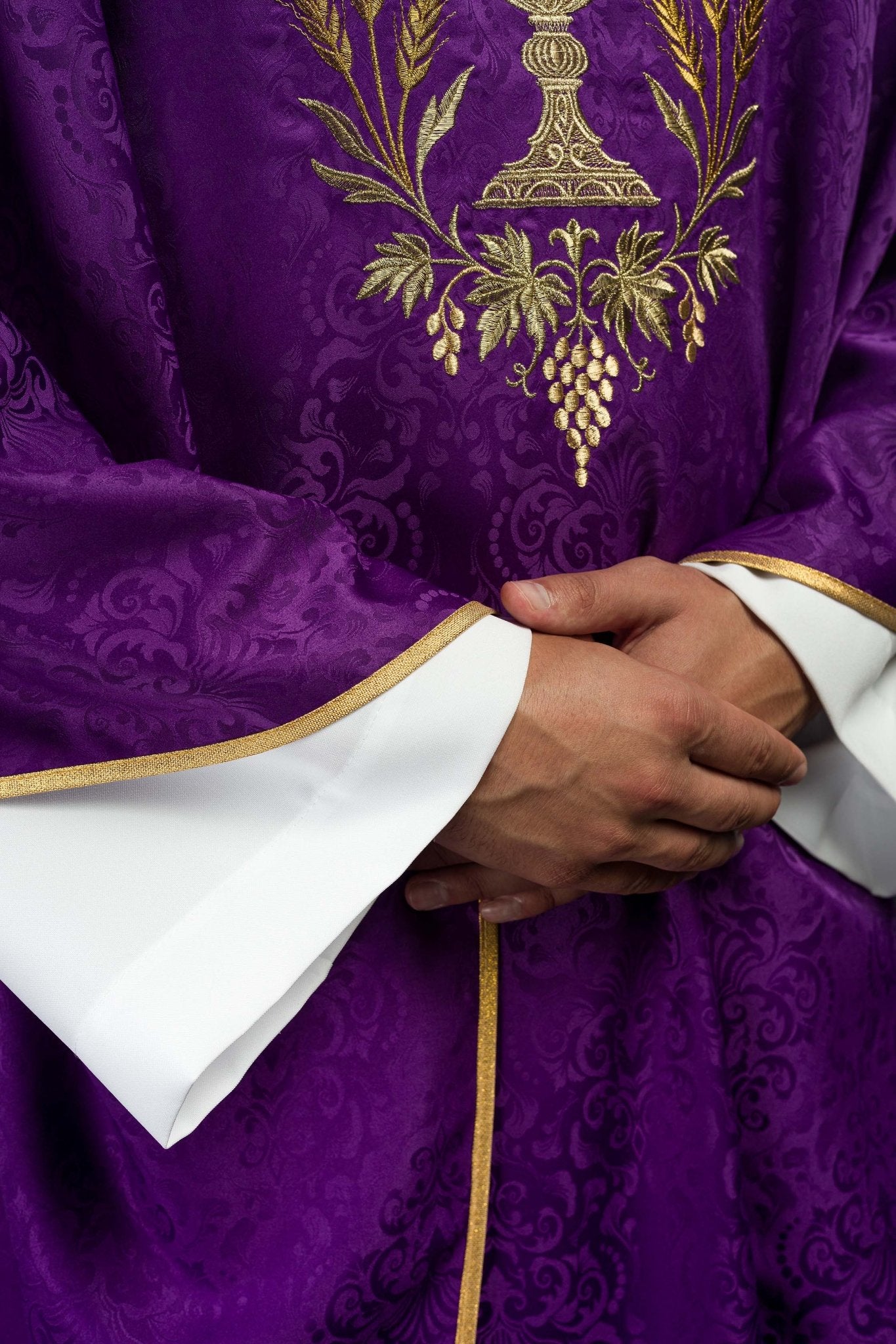 Chasuble liturgique violette avec broderie du calice et de l’hostie sur tissu jacquard KOA/002/03/98 - CHASUBLES.FR