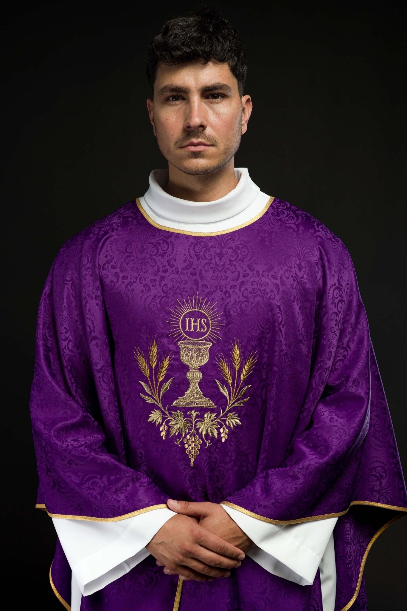 Chasuble liturgique violette avec broderie du calice et de l’hostie sur tissu jacquard KOA/002/03/98 - CHASUBLES.FR