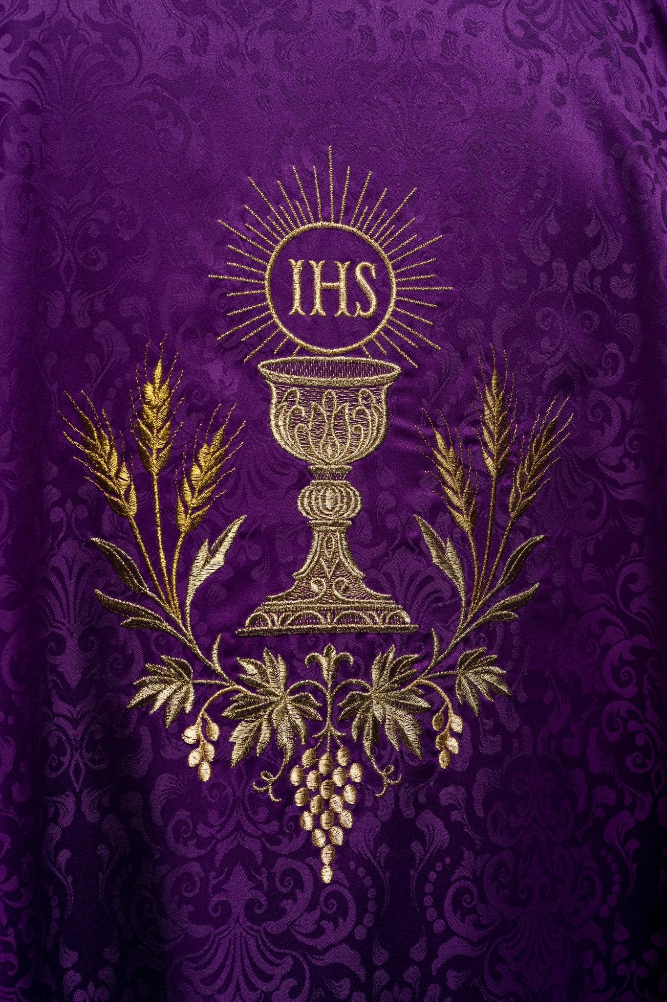 Chasuble liturgique violette avec broderie du calice et de l’hostie sur tissu jacquard KOA/002/03/98 - CHASUBLES.FR