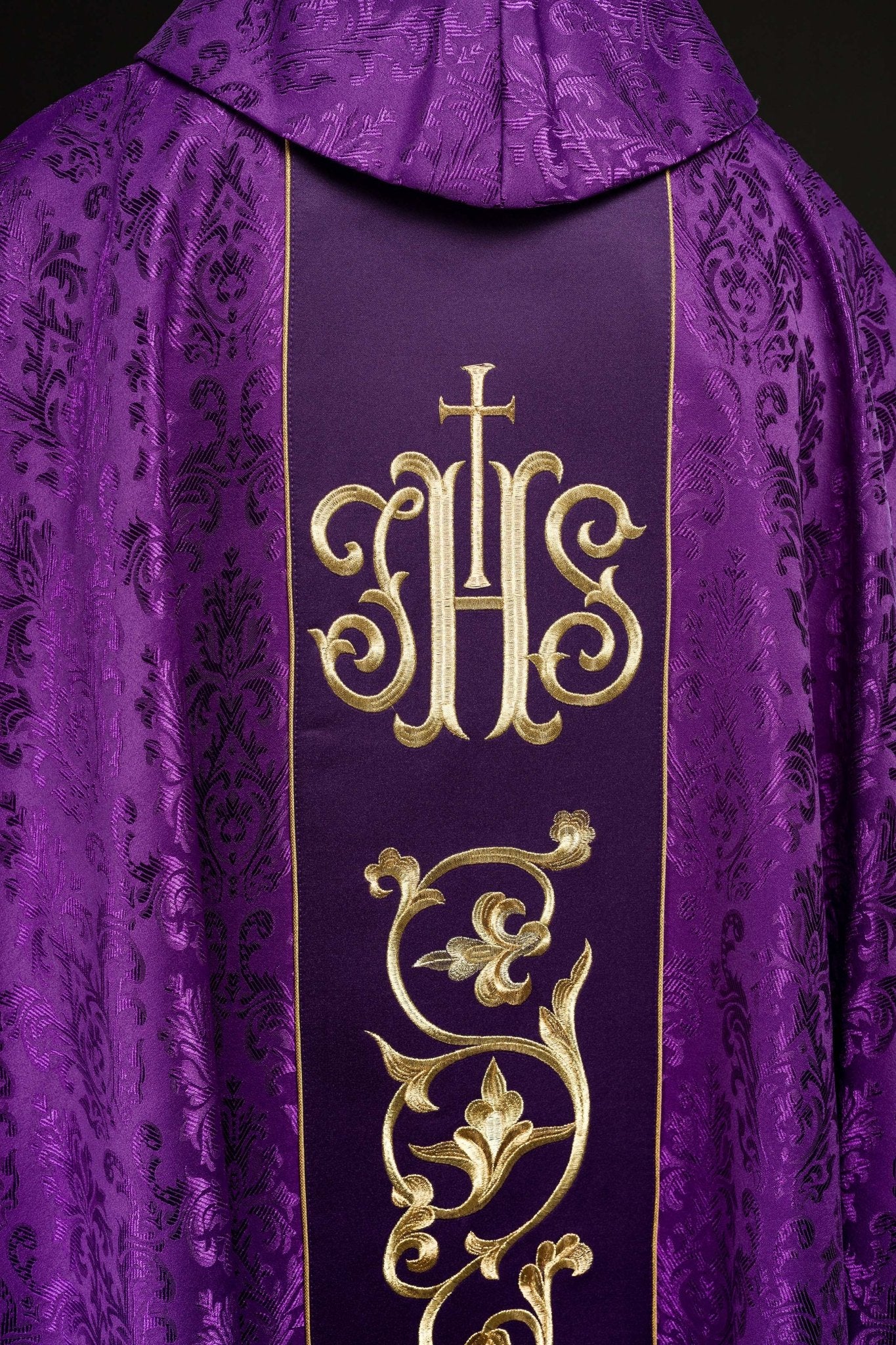 Chasuble liturgique violette avec ceinture IHS richement décorée S-7059-03-67 - CHASUBLES.FR