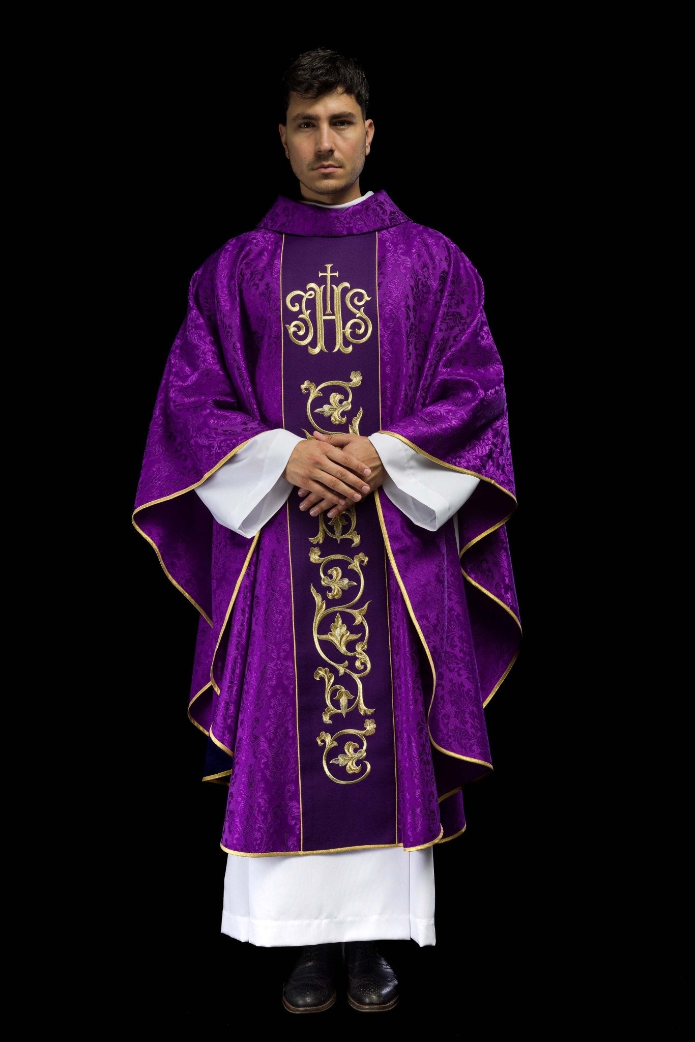 Chasuble liturgique violette avec ceinture IHS richement décorée S-7059-03-67 - CHASUBLES.FR
