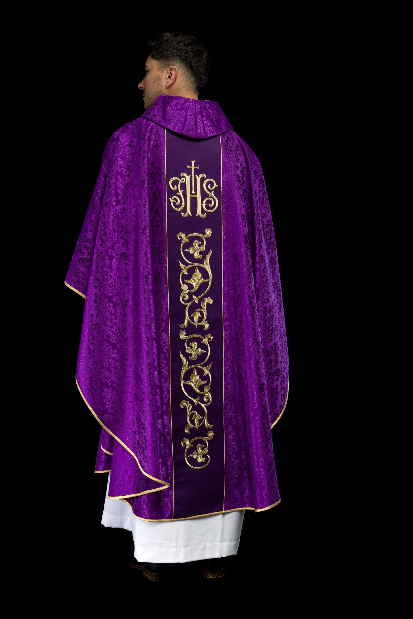 Chasuble liturgique violette avec ceinture IHS richement décorée S-7059-03-67 - CHASUBLES.FR