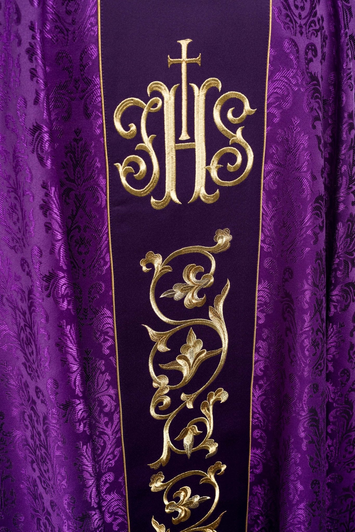 Chasuble liturgique violette avec ceinture IHS richement décorée S-7059-03-67 - CHASUBLES.FR