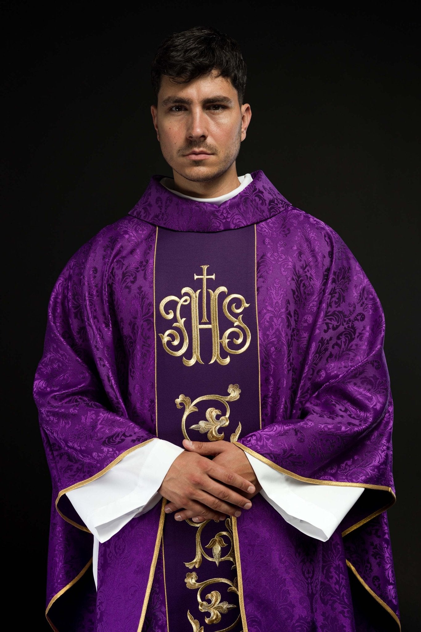 Chasuble liturgique violette avec ceinture IHS richement décorée S-7059-03-67 - CHASUBLES.FR