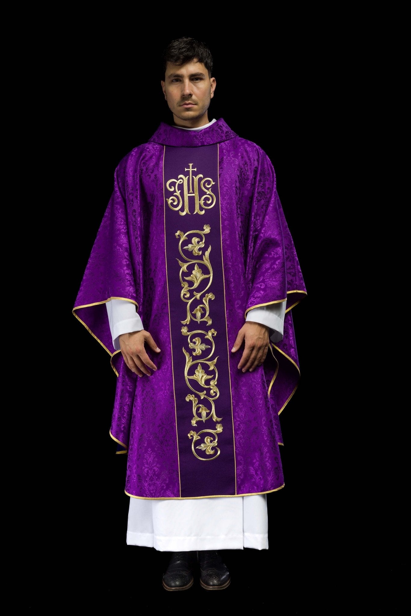 Chasuble liturgique violette avec ceinture IHS richement décorée S-7059-03-67 - CHASUBLES.FR