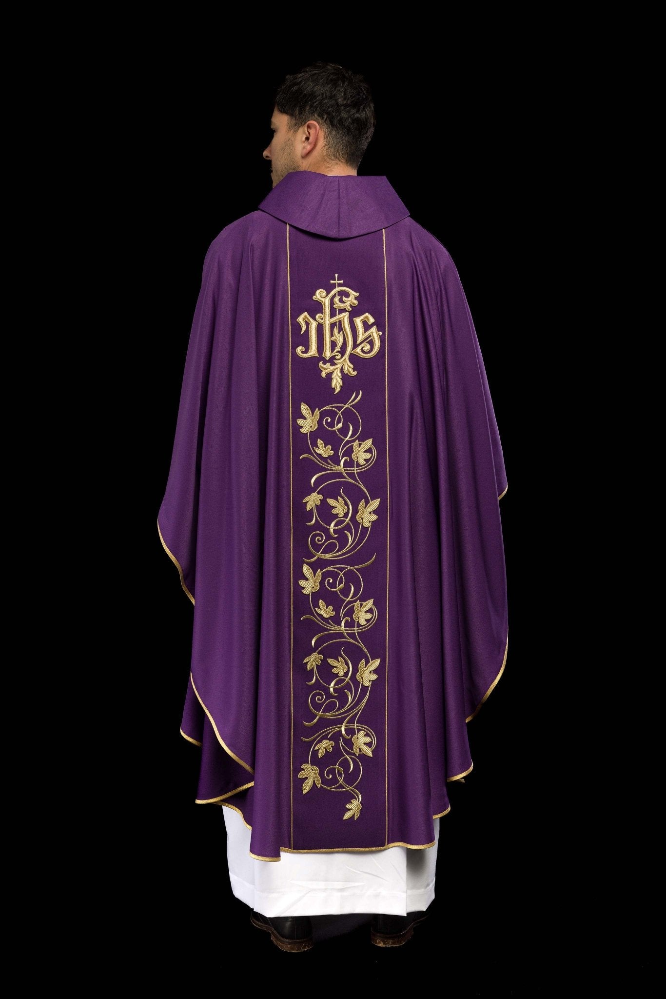 Chasuble liturgique violette avec ceinture richement décorée d'un motif floral et d'un IHS S-7051-03-53 - CHASUBLES.FR