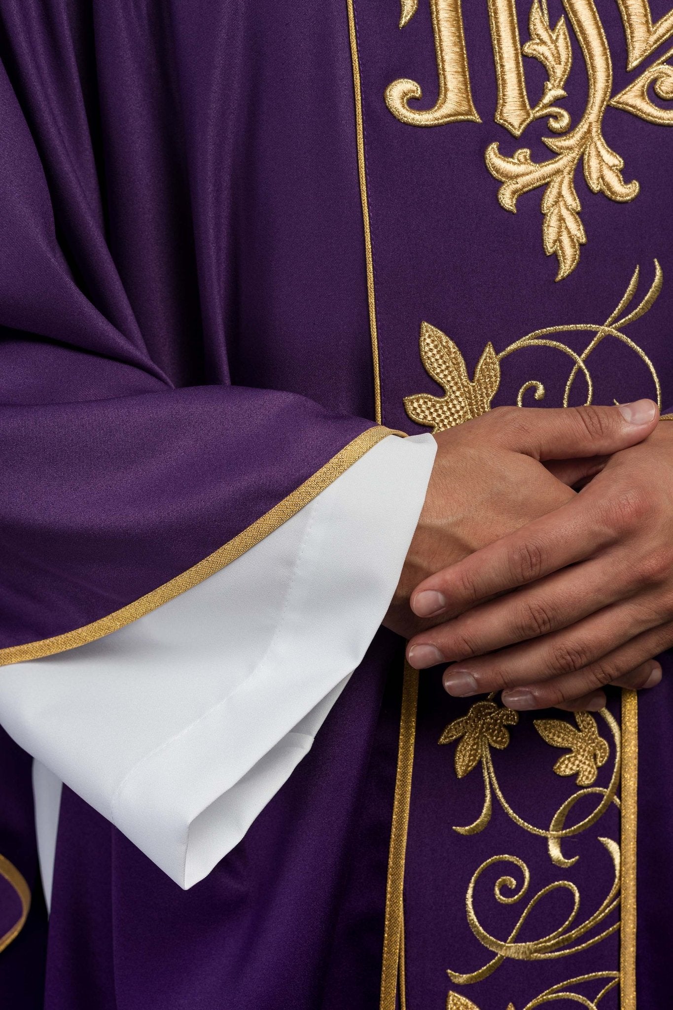 Chasuble liturgique violette avec ceinture richement décorée d'un motif floral et d'un IHS S-7051-03-53 - CHASUBLES.FR