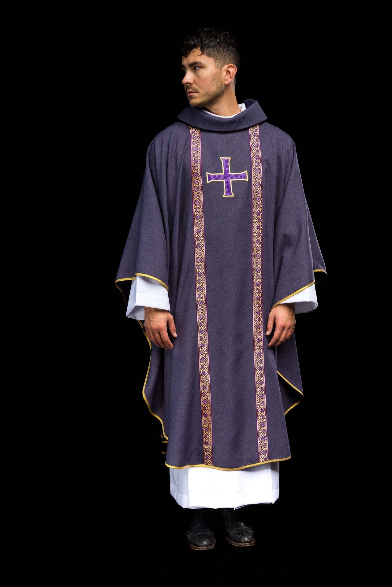 Chasuble liturgique violette avec croix brodée et bandes jacquard KOR/975/03/70 - CHASUBLES.FR