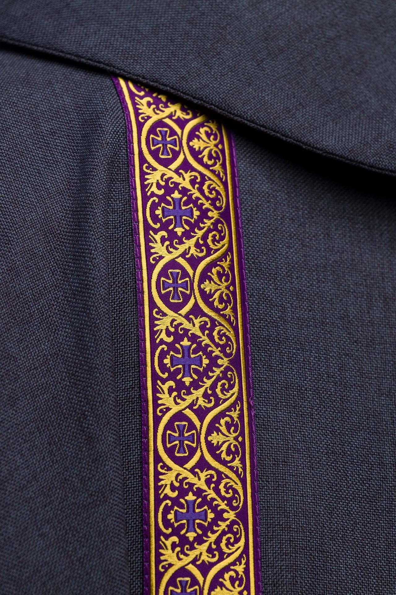 Chasuble liturgique violette avec croix brodée et bandes jacquard KOR/975/03/70 - CHASUBLES.FR