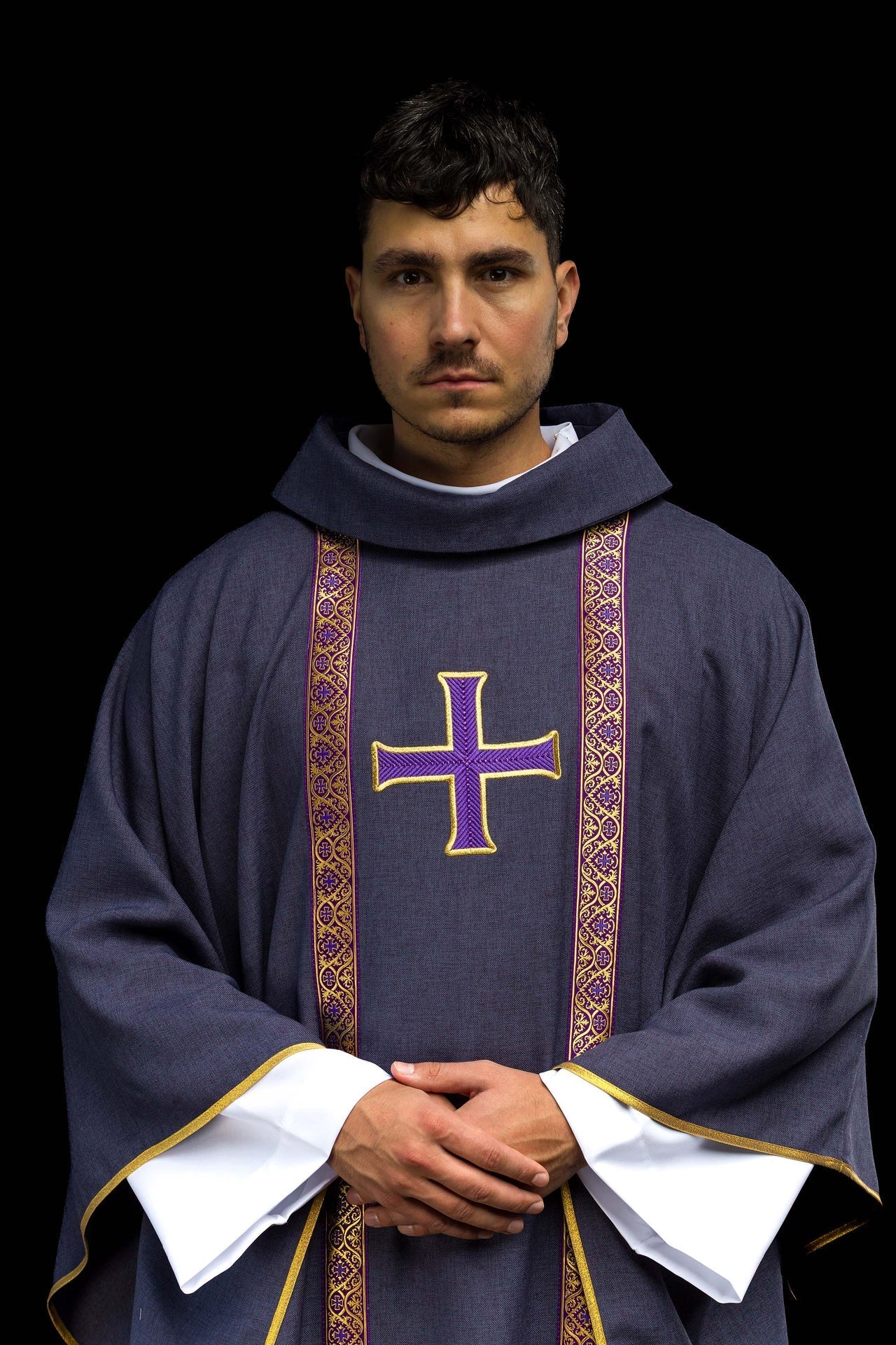 Chasuble liturgique violette avec croix brodée et bandes jacquard KOR/975/03/70 - CHASUBLES.FR