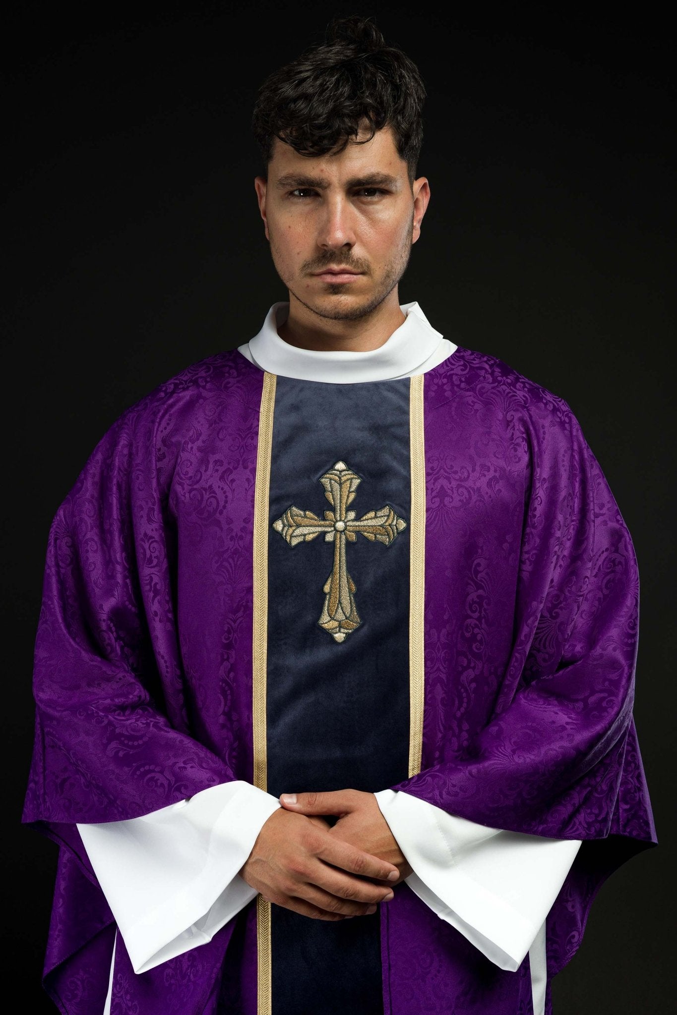 Chasuble liturgique violette avec étole et broderie de croix sur tissu jacquard KOA/007/03/98 - CHASUBLES.FR